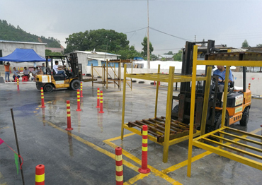 叉車(chē)的例行檢查、叉車(chē)運(yùn)行路線是否正確、叉車(chē)倒庫(kù)不出線/不撞到標(biāo)桿、指定